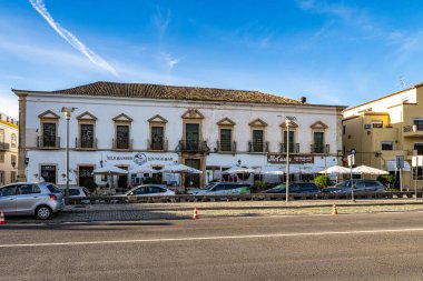 Silves, Portekiz - 21 Şubat 2025: Silves, Algarve bölgesindeki modern ve tarihi yapılara bakış, Avrupa 'daki Portekiz