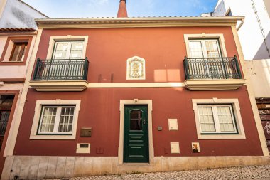 Silves, Portekiz - 21 Şubat 2025: Silves, Algarve bölgesindeki modern ve tarihi yapılara bakış, Avrupa 'daki Portekiz