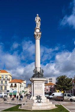 Setubal, Portekiz - 28 Şubat 2025: Square Praca do Bocage, Portekiz 'in tarihi merkezi Setubal' in ana meydanı. Şair Bocage 'in heykeline vurgu yaparak.