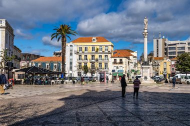 Setubal, Portekiz - 28 Şubat 2025: Square Praca do Bocage, Portekiz 'in tarihi merkezi Setubal' in ana meydanı. Şair Bocage 'in heykeline vurgu yaparak.