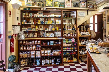 Setubal, Portekiz - 28 Şubat 2025: Portekiz 'deki Setubal' de geleneksel bakkal Mercearia Confianca de Troino, Mercado do Livramento 'ya birkaç adım uzaklıkta.