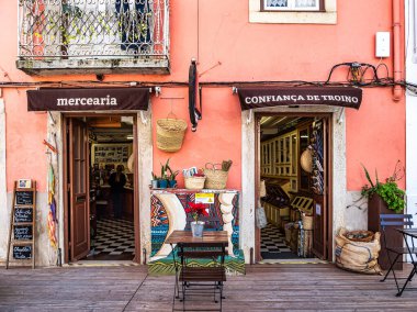 Setubal, Portekiz - 28 Şubat 2025: Portekiz 'deki Setubal' de geleneksel bakkal Mercearia Confianca de Troino, Mercado do Livramento 'ya birkaç adım uzaklıkta.