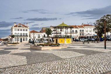 Nazare, Portekiz - Mar 08, 2025: Orta Portekiz, Avrupa 'daki tepedeki Nazare Sitio' nun merkezi meydanı. Nazare Atlantik kıyısındaki en popüler sahil beldesidir.