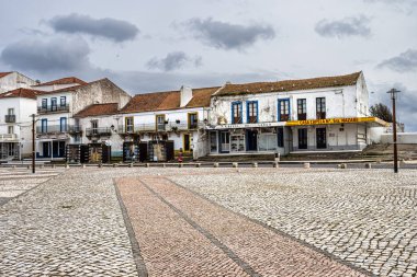 Nazare, Portekiz - Mar 08, 2025: Orta Portekiz, Avrupa 'daki tepedeki Nazare Sitio' nun merkezi meydanı. Nazare Atlantik kıyısındaki en popüler sahil beldesidir.