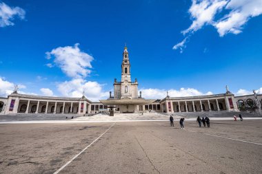 Fatima, Portekiz - 10 Mart 2025: Fatima, Portekiz Sığınağı. Meryem Ana 'nın Bazilikası. Katolikler için en önemli Marian tapınaklarından ve kutsal mekânlardan biri.