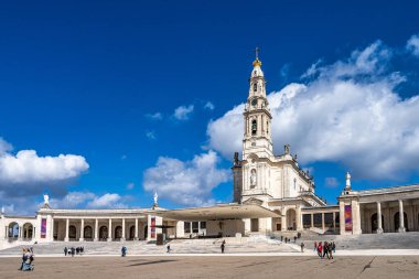 Fatima, Portekiz - 10 Mart 2025: Fatima, Portekiz Sığınağı. Meryem Ana 'nın Bazilikası. Katolikler için en önemli Marian tapınaklarından ve kutsal mekânlardan biri.