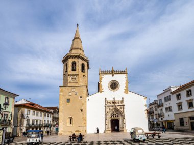 Tomar, Portekiz - 12 Aralık 2025: Portekiz, Portekiz, Avrupa 'daki Praca da Republica Meydanı' ndaki Igreja de Sao Joao Baptista kilisesinin cephesi