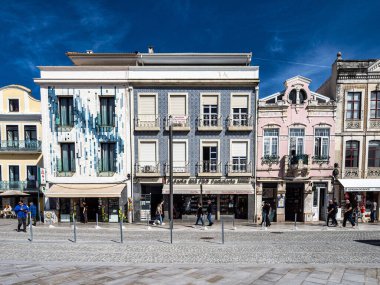 Aveiro, Portekiz - 18 Aralık 2025: Portekiz 'in Aveiro şehrindeki Art Nouveau mimari tarzındaki eski binaların güzel cephelerine bakın