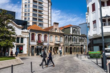 Aveiro, Portekiz - 18 Aralık 2025: Portekiz 'in Aveiro şehrindeki Art Nouveau mimari tarzındaki eski binaların güzel cephelerine bakın