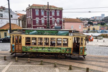 Porto, Portekiz - 21 Mart 2024: Infante 'den Passeio Alegre' ye Douro nehri boyunca Porto Heritage tramvayına binmek