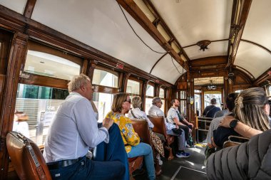 Porto, Portekiz - 21 Mart 2024: Infante 'den Passeio Alegre' ye Douro nehri boyunca Porto Heritage tramvayına binmek