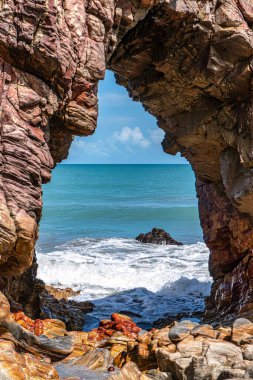 Pedra Furada. Brezilya 'nın Ceara eyaletindeki Jericoacoara plajında ünlü bir turistik eğlence. 