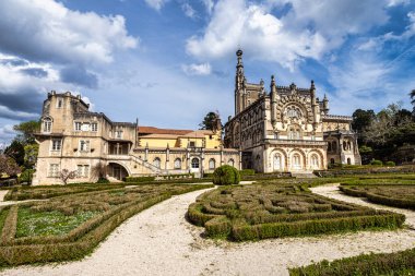 Bussaco Palace Oteli, Luso, Portekiz 'deki Bussaco Ulusal Ormanı' nda. XIX yüzyılda inşa edilmiş ve şimdi Manuelino olarak bilinen tipik geç dönem Gotik mimari tarzına sahip bir otel.