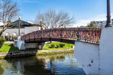 Moliceiro tekneleri, Avrupa 'da Portekiz' in Aveiro kentindeki Aşk Kilidi Köprüsü 'ne doğru yelken açıyor.