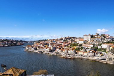 Portekiz 'in eski Porto kasabasının renkli manzarası. Oporto, turistik Akdeniz kültür, mimari, şarap, spor ve gastronomi şehri.