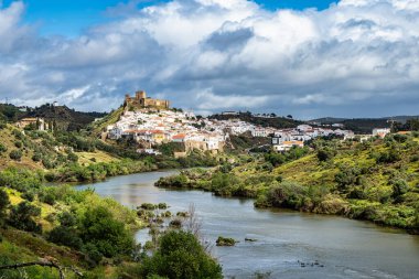 Guadiana nehri ve Mertola köyü manzarası. Portekiz 'in Alentejo Bölgesi