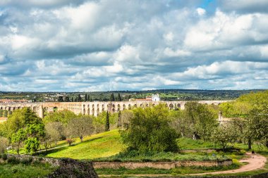 Portekiz 'in Alentejo kentindeki Elvas şehrindeki Amoreira Su kemeri..