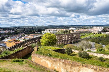 Portekiz 'in Alentejo kentindeki Elvas şehrindeki Amoreira Su kemeri..
