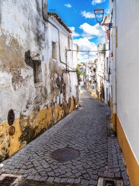 Elvas, Portekiz, Avrupa 'da tipik Portekiz cephesi ve kaldırım taşı sokakları