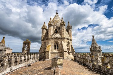Gotik kubbe ve Evora 'daki Nossa Senhora da Assuncao Katedrali' nin çatıları. Unesco 'dan Dünya Mirası Şehri. Alentejo Bölgesi, Portekiz.