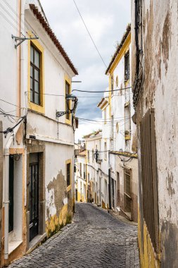 Elvas, Portekiz, Avrupa 'da tipik Portekiz cephesi ve kaldırım taşı sokakları
