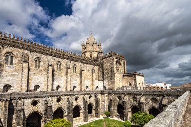 Portekiz 'de Se de Evora olarak bilinen büyük Roma Katolik kilisesi veya Evora Katedrali. Güzel antik, granit taştan duvar, bina, konik ana fener kulesi ve duvar siperleri.