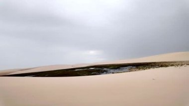 Atins 'in kum tepeleri ve gölleri, Lencois Maranhenses, Brezilya' nın Barreirinhas 'ı. Taze ve şeffaf su havuzları olan beyaz kum tepeleri.