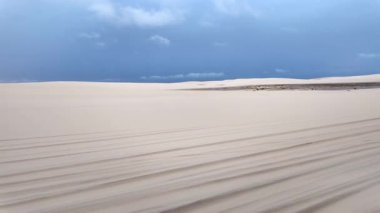 Atins 'in kum tepeleri ve gölleri, Lencois Maranhenses, Brezilya' nın Barreirinhas 'ı. Taze ve şeffaf su havuzları olan beyaz kum tepeleri.