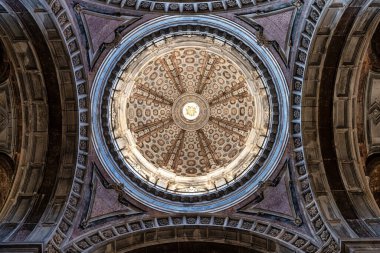 Mafra, Portekiz - 11 Nisan 2025: Mafra Ulusal Sarayı, Manastır ve Bazilika. Fransisken Dini Düzeni. Portekiz, Lizbon 'un kuzeyindeki Mafra' da barok mimarisi.