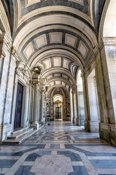 Mafra, Portekiz - 11 Nisan 2025: Mafra Ulusal Sarayı, Manastır ve Bazilika. Fransisken Dini Düzeni. Portekiz, Lizbon 'un kuzeyindeki Mafra' da barok mimarisi.