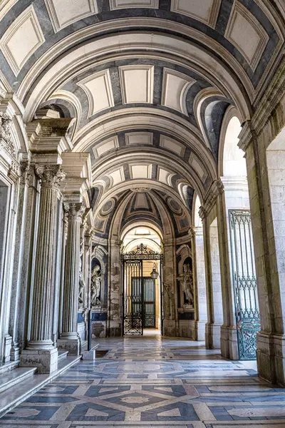 Mafra, Portekiz - 11 Nisan 2025: Mafra Ulusal Sarayı, Manastır ve Bazilika. Fransisken Dini Düzeni. Portekiz, Lizbon 'un kuzeyindeki Mafra' da barok mimarisi.