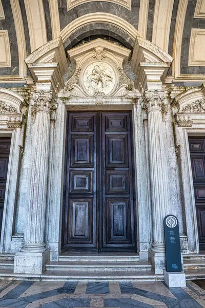 Mafra, Portekiz - 11 Nisan 2025: Mafra Ulusal Sarayı, Manastır ve Bazilika. Fransisken Dini Düzeni. Portekiz, Lizbon 'un kuzeyindeki Mafra' da barok mimarisi.