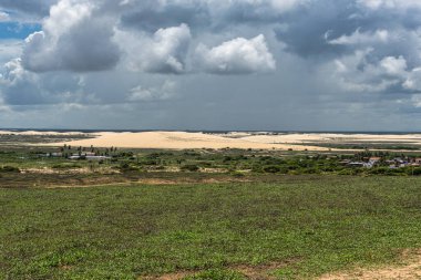 Jericoacoara sahilleri boyunca uzanan güzel Serrote de Jericoacoara yolu ve Brezilya 'nın Ceara eyaletindeki Pedra Furada' ya kadar uzanan plajlar.