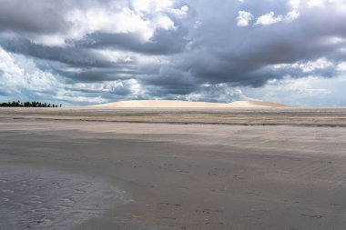Jericoacoara plajı Brezilya 'nın Jijoca de Jericoacoara, Ceara' nın batı sahilinin arkasında saklı.