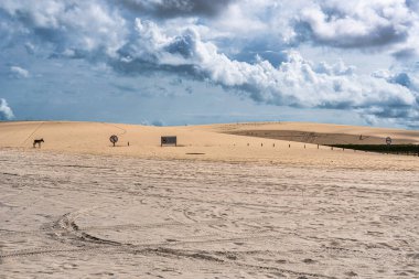 Jericoacoara plajı Brezilya 'nın Jijoca de Jericoacoara, Ceara' nın batı sahilinin arkasında saklı.