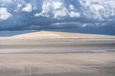 Jericoacoara plajı Brezilya 'nın Jijoca de Jericoacoara, Ceara' nın batı sahilinin arkasında saklı.