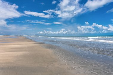 Jericoacoara plajı Brezilya 'nın Jijoca de Jericoacoara, Ceara' nın batı sahilinin arkasında saklı.