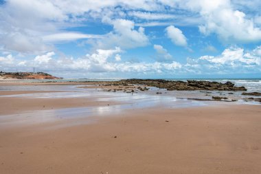 Ceara Brezilya, Aracati 'deki Quebrada Sahili. Sahil şeridi. Sahil Seyahati. Tatil Manzarası. Sahil Uçurumu