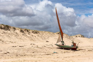 Ceara Brezilya, Aracati 'deki Canoa Quebrada Sahili' nde balıkçı tekneleri. Sahil şeridi. Sahil Seyahati. Tatil Manzarası. Sahil Uçurumu