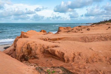 Brezilya 'nın Ceara eyaletindeki Canoa Quebrada Sahili' ndeki kaya oluşumları.