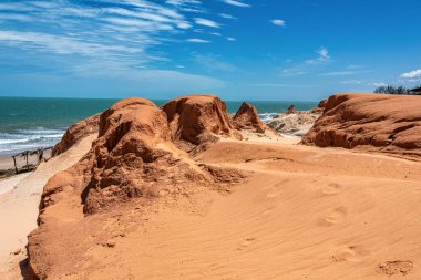 Brezilya 'nın Ceara eyaletindeki Canoa Quebrada Sahili' ndeki kaya oluşumları.