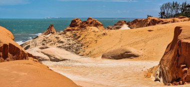 Brezilya 'nın Ceara eyaletindeki Canoa Quebrada Sahili' ndeki kaya oluşumları.