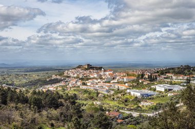 Castelo de Vide çatılarının manzarası dışarıdan görülüyor. Alto Alentejo 'da Castelo de Vide, Portekiz, Avrupa