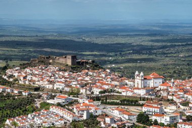 Castelo de Vide çatılarının manzarası dışarıdan görülüyor. Alto Alentejo 'da Castelo de Vide, Portekiz, Avrupa