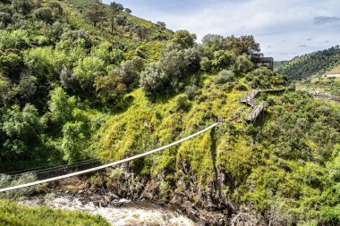Portekiz 'de Amieira do Tejo' daki Barca da Amieira geçidinde yaya köprüsünün askıya alınması.