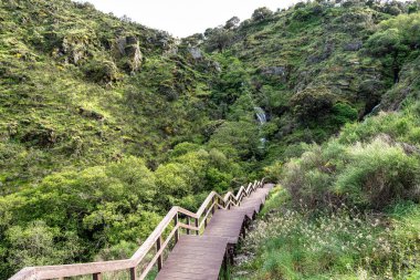 Cascata de Sao Juliao veya Cascata de Monte Sete Şelalesi Portekiz, Azenha Nova 'da.