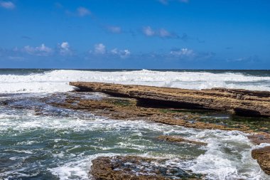 Portekiz, Lizbon yakınlarındaki Ericeira köyündeki Praia da Empa Plajı manzarası