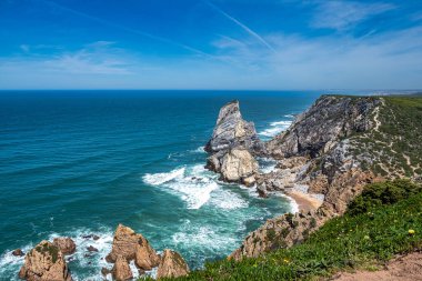 Praia Da Ursa 'nın Atlantik kıyısındaki Cabo Da Roca yakınlarındaki Ursa Sahili, Sintra, Portekiz