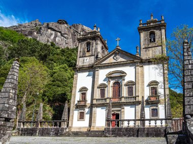 Güzel Santuario de Nossa Senhora da Peneda 'nın Norhern Portekiz' deki Peneda Geres Ulusal Parkı manzarası..