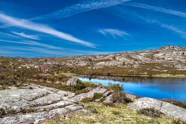 Portekiz 'deki Peneda Geres ulusal parkındaki Penameda Tepesi' nin tepesinde güzel bir göl. Pantano da Peneda